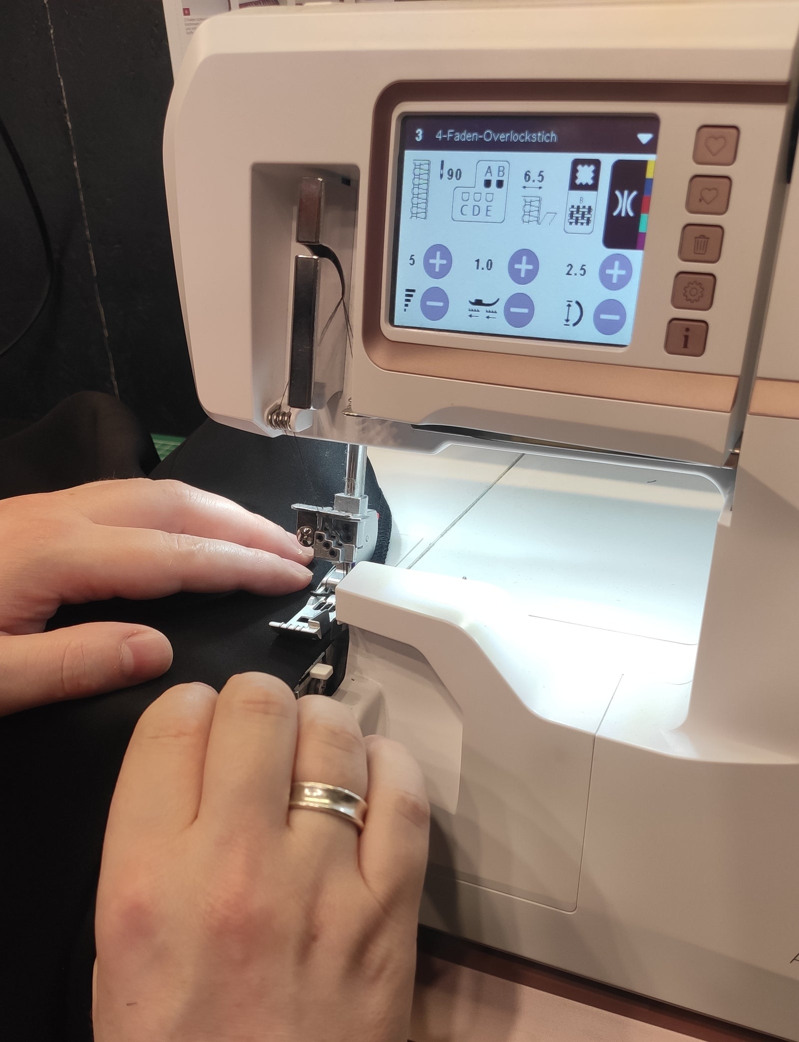 Designer Workshop "Tasche Amber" mit Overlock nähen und verzieren