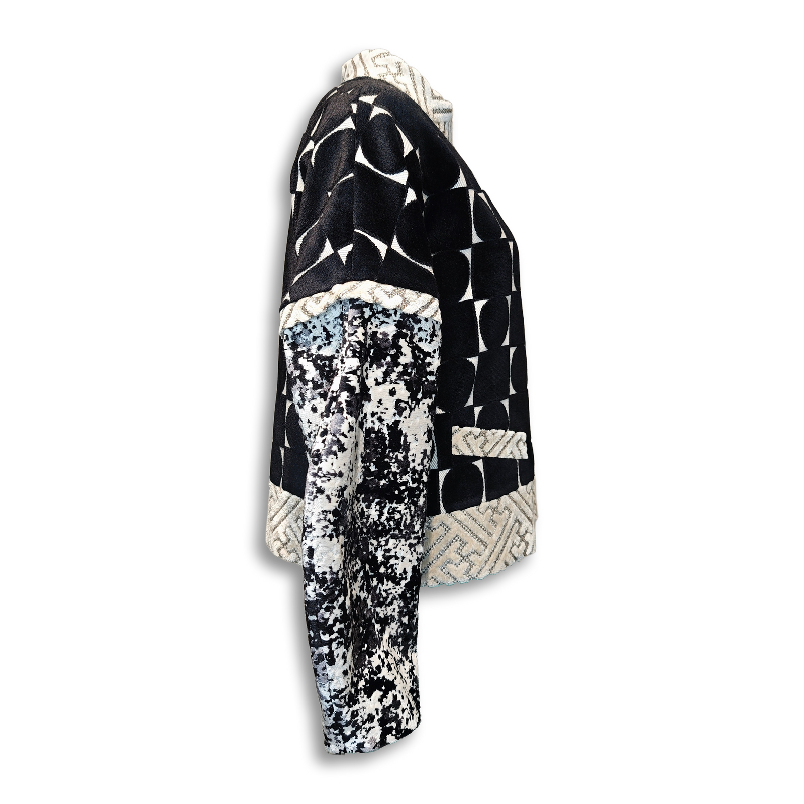 Jacke "Tereñes" Unikat, schwarz, beige, grau, off white, Seitenansicht freigestellt