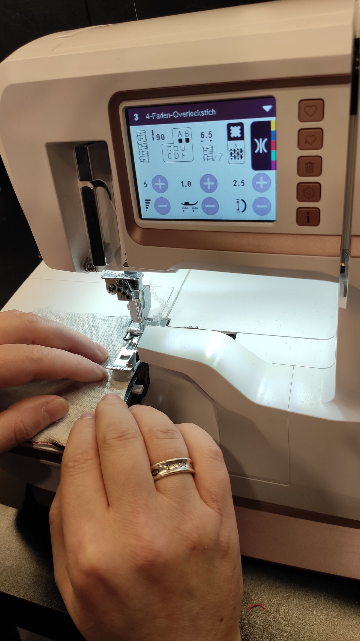 Designer Workshop &quot;Tasche Amber&quot; mit Overlock nähen und verzieren