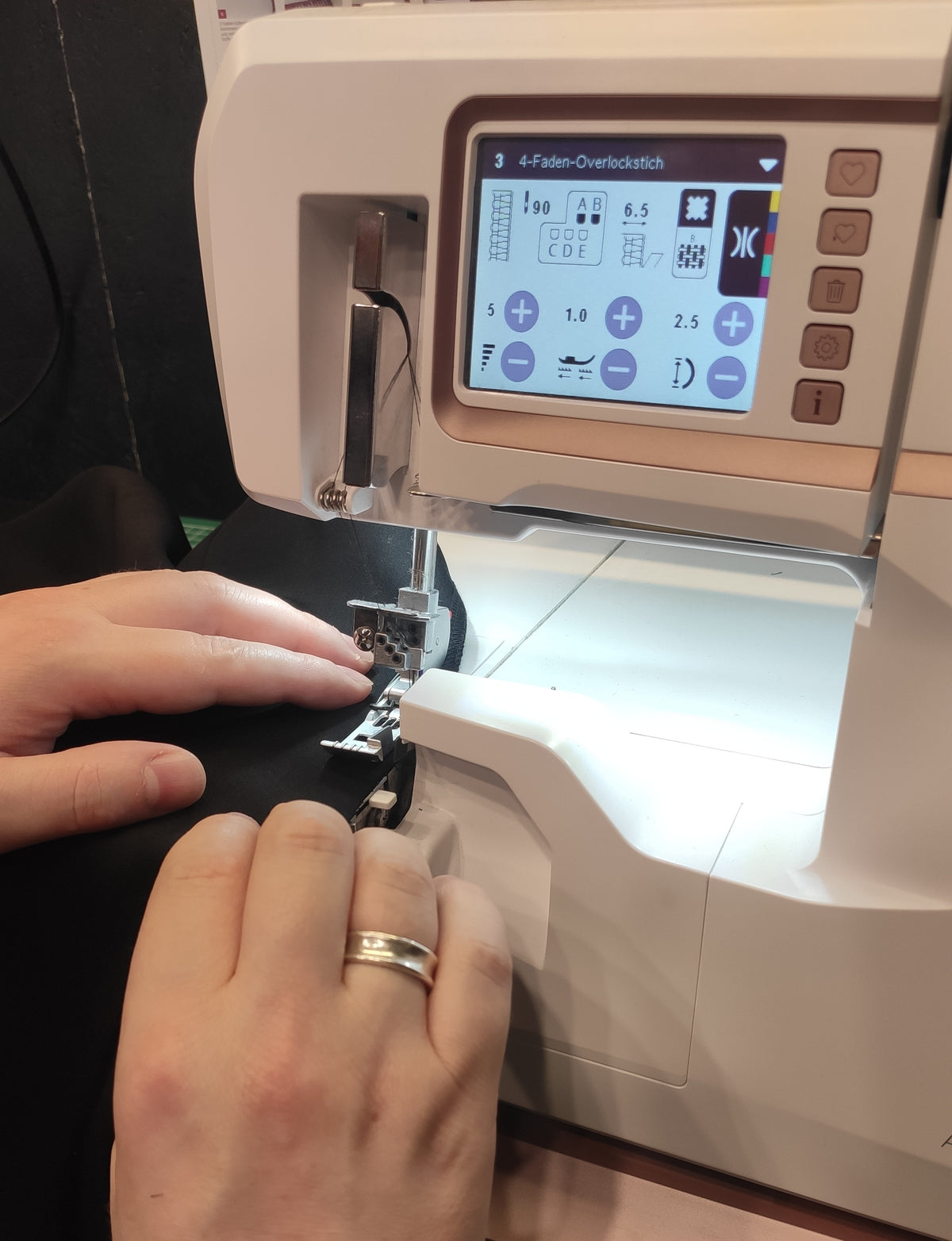 Designer Workshop &quot;Tasche Amber&quot; mit Overlock nähen und verzieren