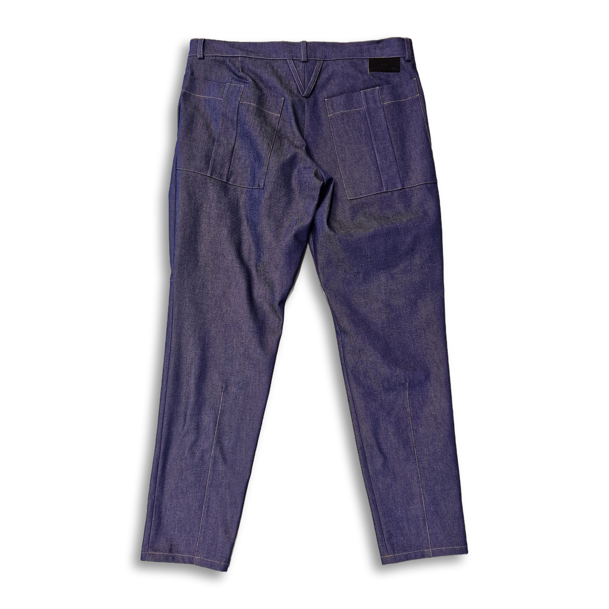 Bundfaltenhose aus Denim, Rückansicht freigestellt