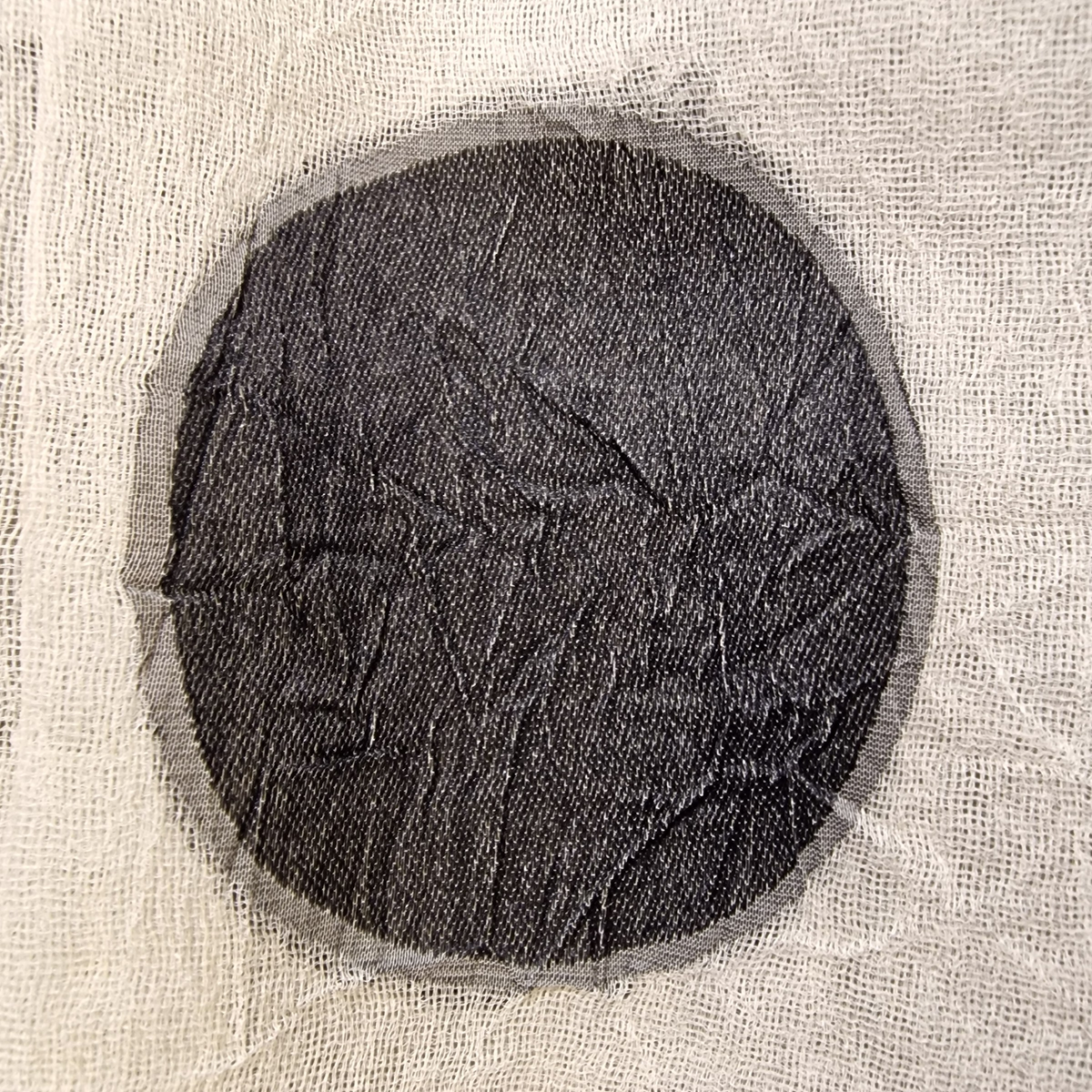 Takeshi Oberteil "Big Dot", Leicht Beige mit schwarzen Kreisen, Seidenmischung, Detailaufnahme der Verarbeitung
