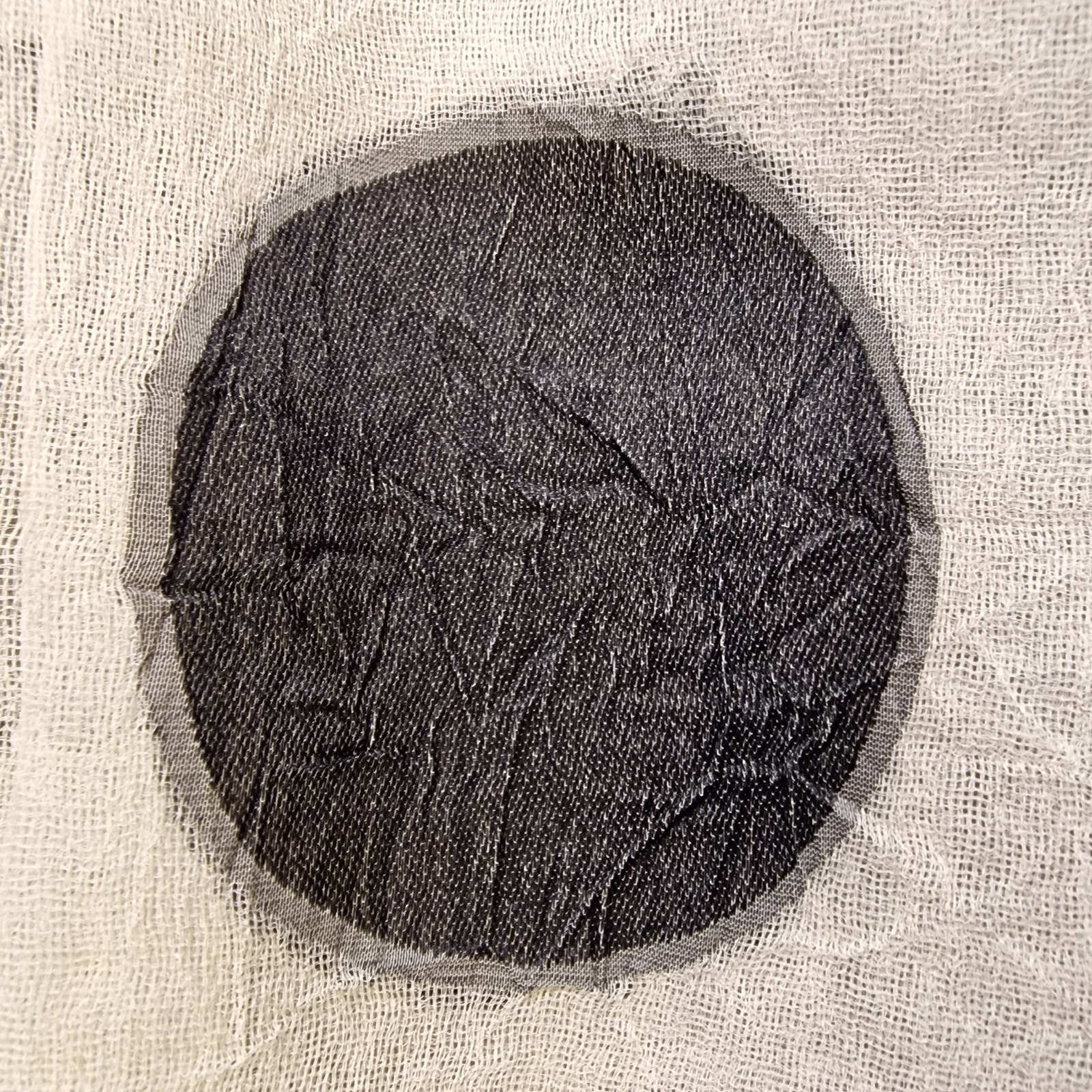 Takeshi Oberteil "Big Dot", Leicht Beige mit schwarzen Kreisen, Seidenmischung, Detailaufnahme der Verarbeitung