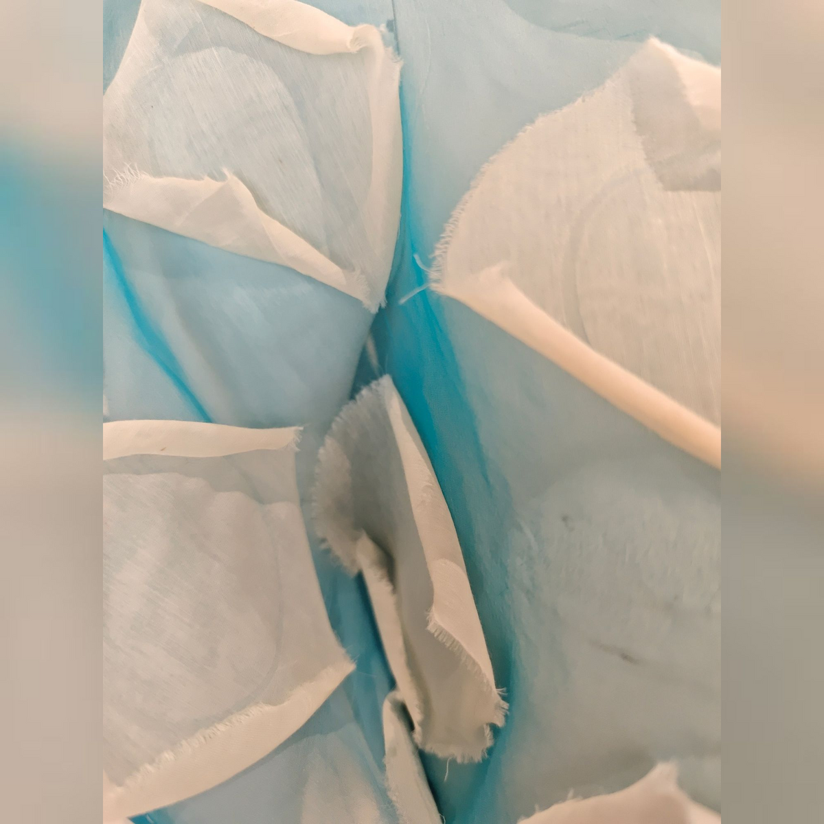 Bluse "Takeshi Clouds", Hell-blau, weiß, Seidenmischung, Detailaufnahme der Verarbeitung