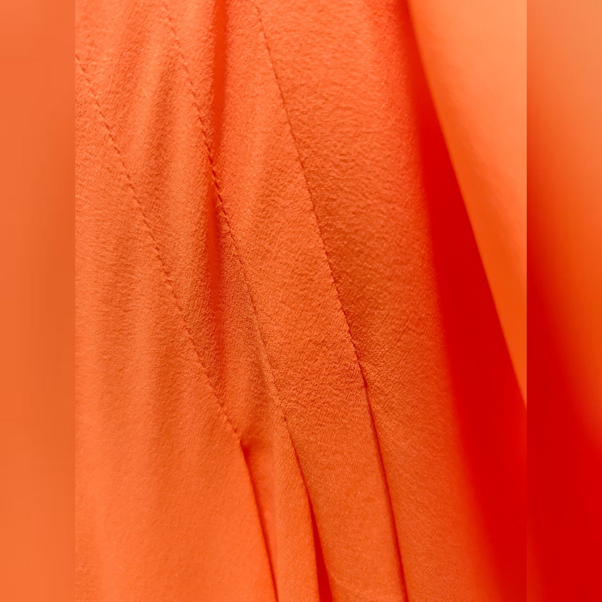 Oberteil "Wasserfall Scarlett" rot-orange, Detailaufnahme der Verarbeitung