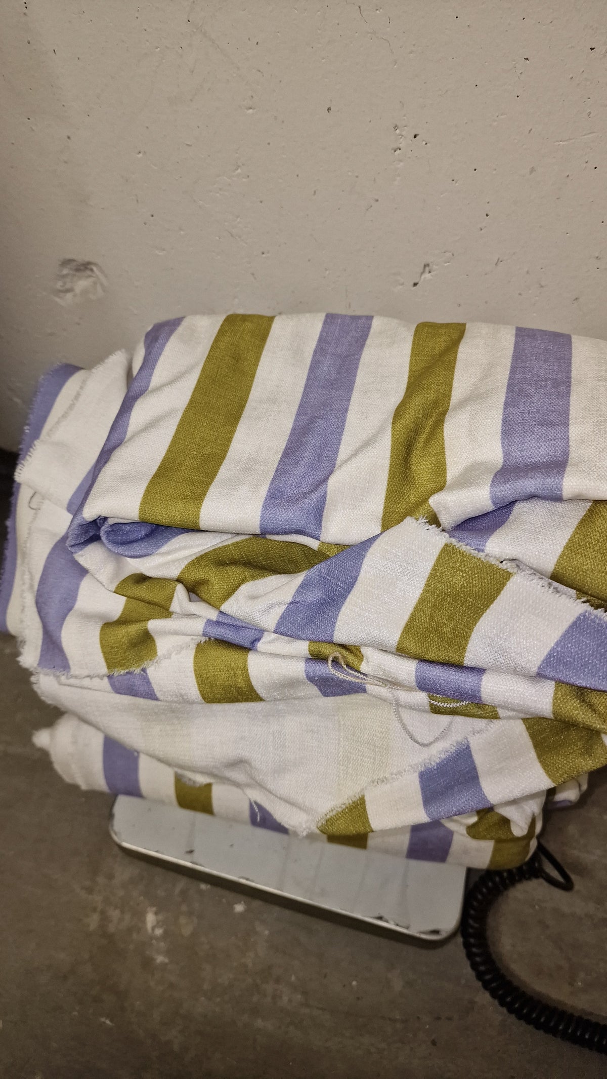 Bunt gestreifter Stoff mit Chenilleoberfläche