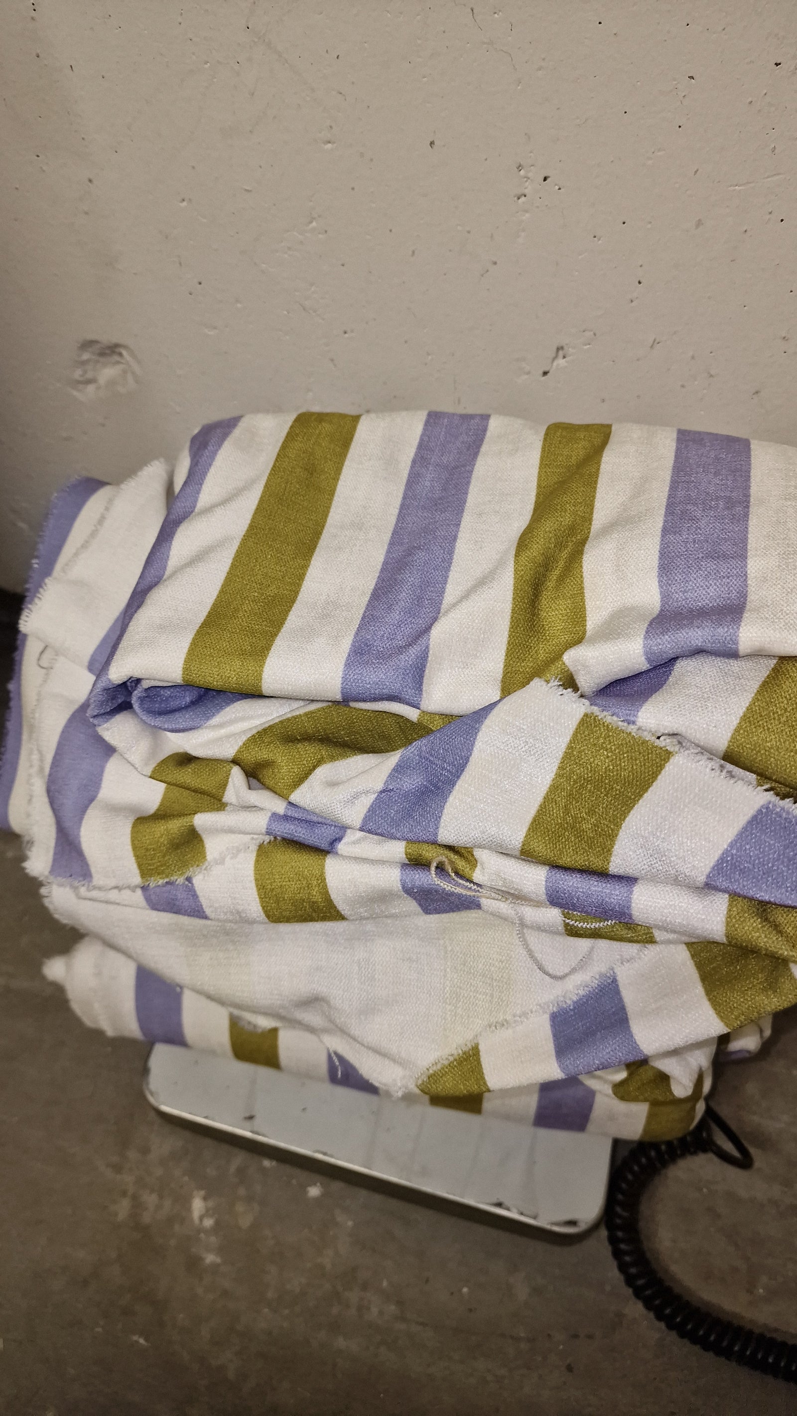 Bunt gestreifter Stoff mit Chenilleoberfläche