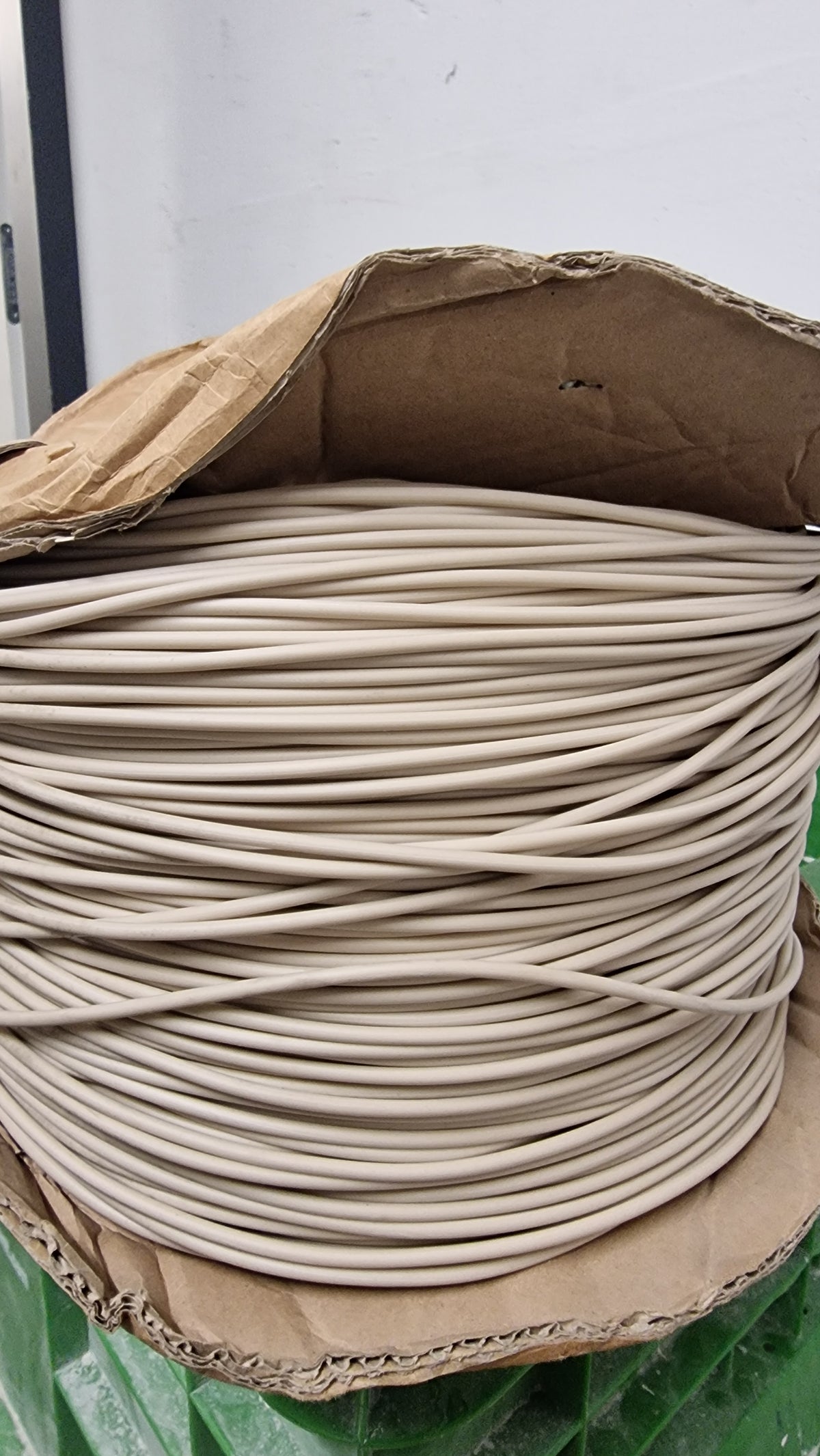 Beige Schnur in Karton