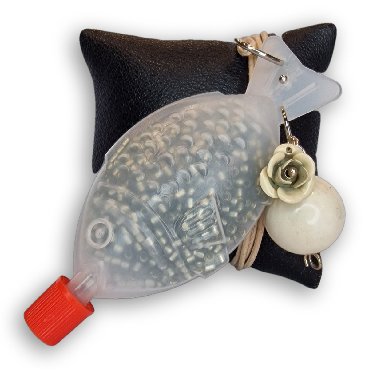 Fischkette weisse rose, transparenter Fisch mit Rocailles, cremefarbener Rose und weißer Perle.