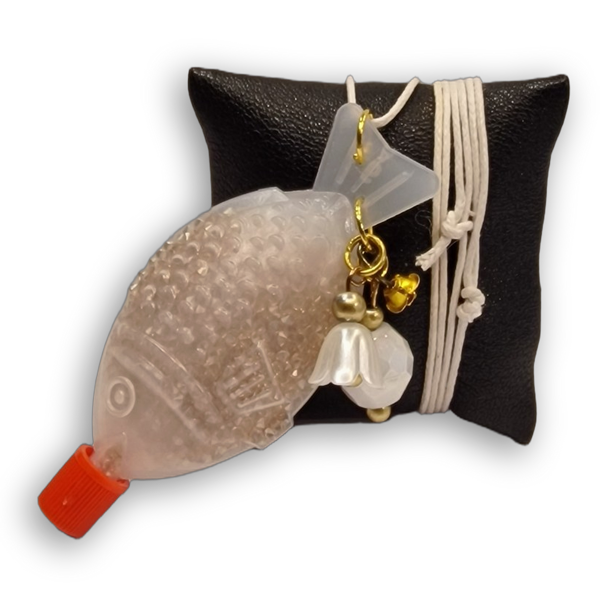 Fischkette Maiglöckchen: heller Sushi-Fisch mit weißer Blütenglocke, Facettenperle und goldfarbenen Charms.