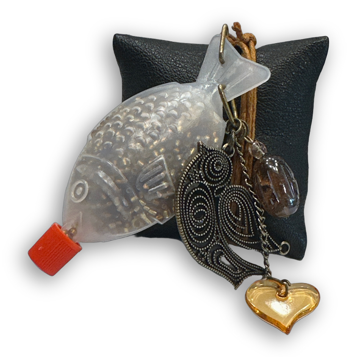 Fischkette celtic heart: transparenter Fisch mit silberfarbenem Spiralanhaenger, goldfarbenem Herz und braunen Glasperlen.