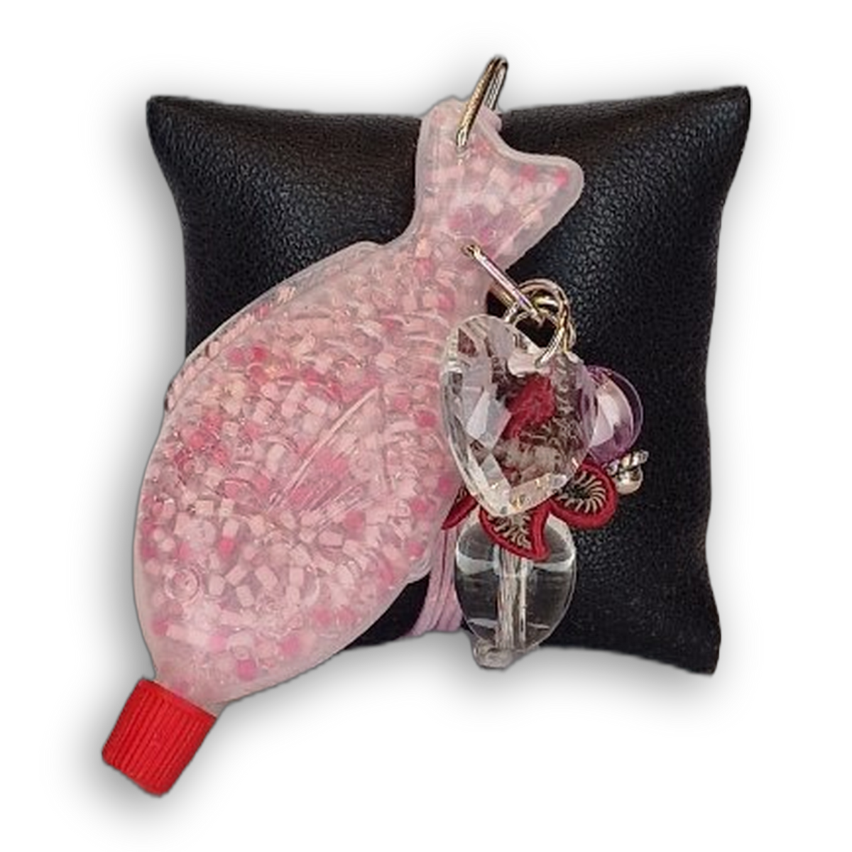 Fischkette clear heart 2 in Rosa mit Kristallherz-Anhaenger, rosa Glasperle und roten Details.