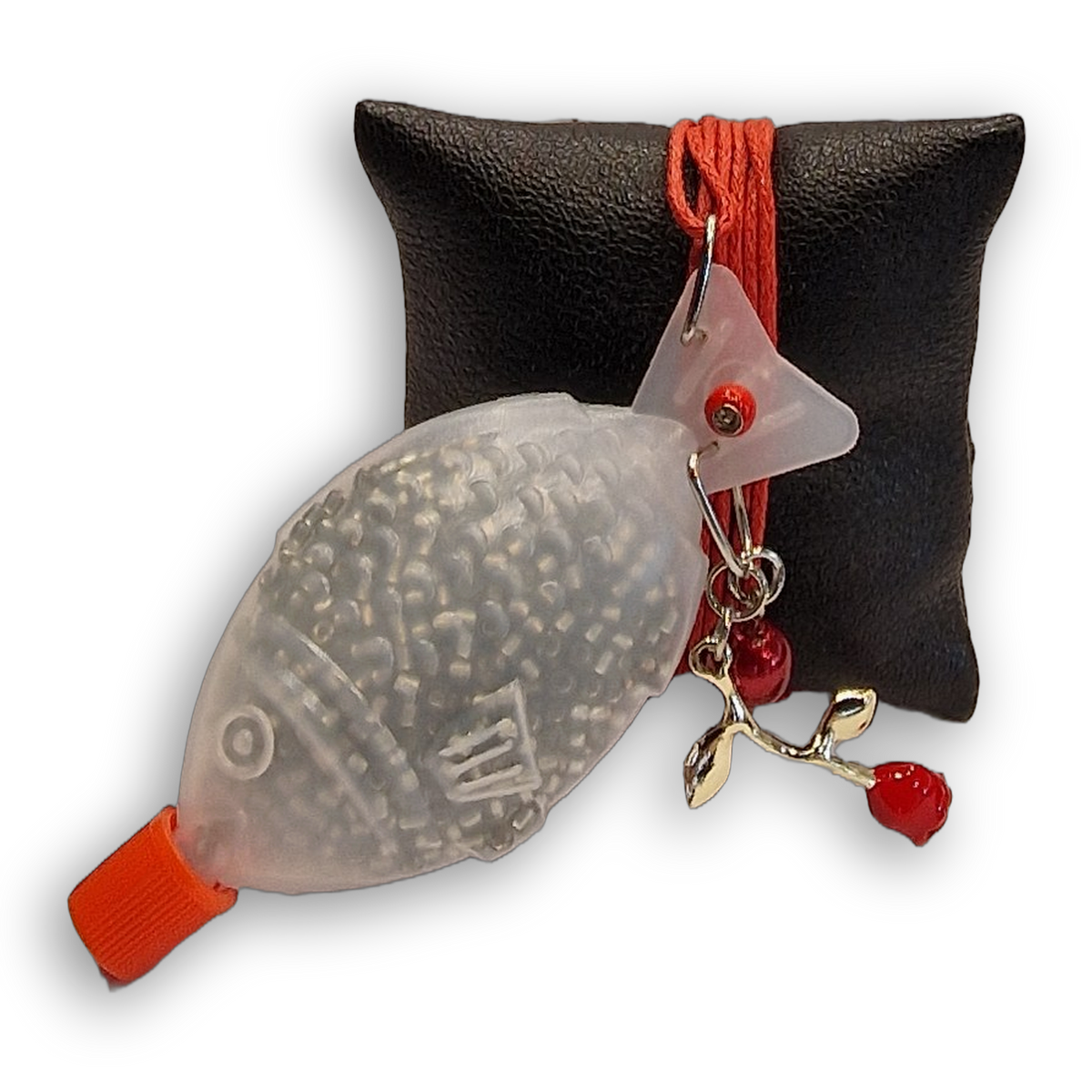 Fischkette red twig: weisses Sushi-Fisch-Flaeschchen mit goldfarbenem Zweig-Charm und roten Glasperlen an roter Kordel.