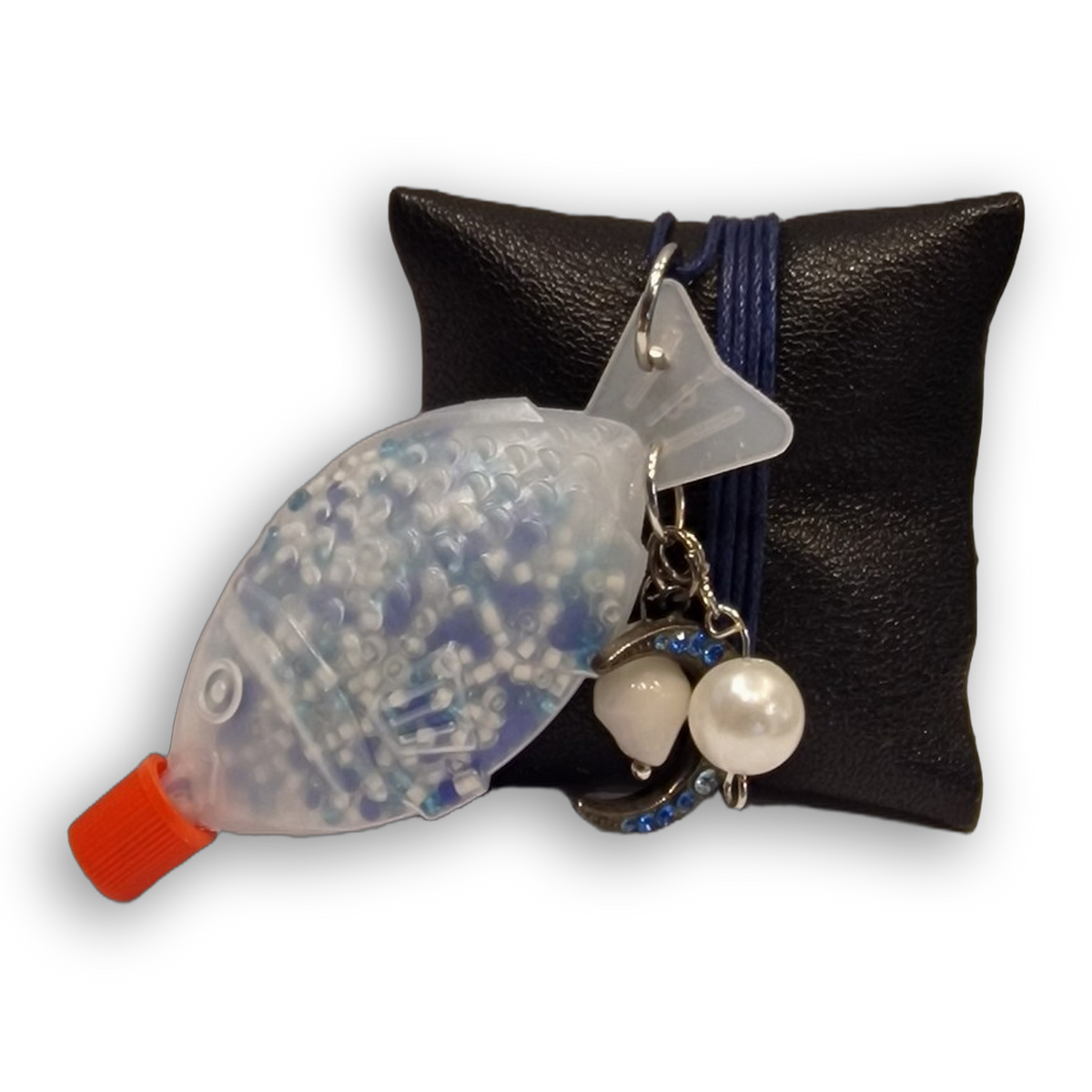 Fischkette blue pearl: Fisch mit blau-weißen Rocailles, weißer Perle, Bluetenperle und blau besetztem Ring-Charm.