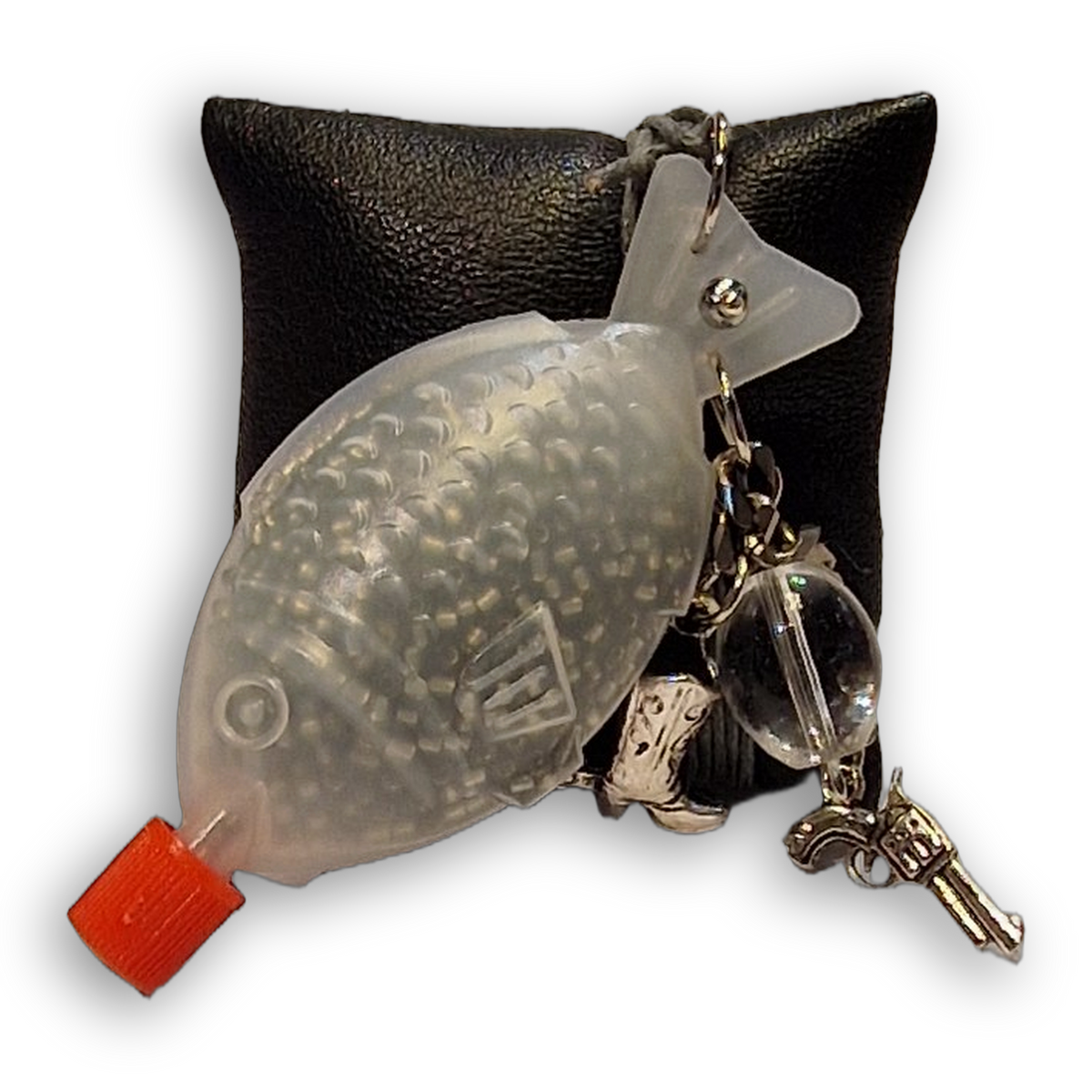 Fischkette revolver: transluzenter Sushi-Fisch mit Revolver-Charm und klaren Glasperlen.