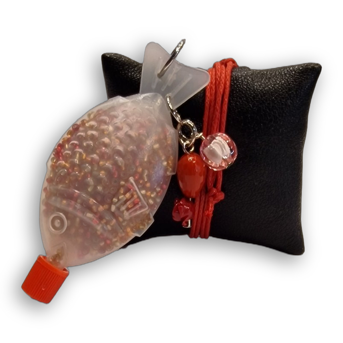 Fischkette amber, Sushi-Fisch mit bernsteinfarbenen Rocailles, roten und klaren Glasperlen an roter Kordel.