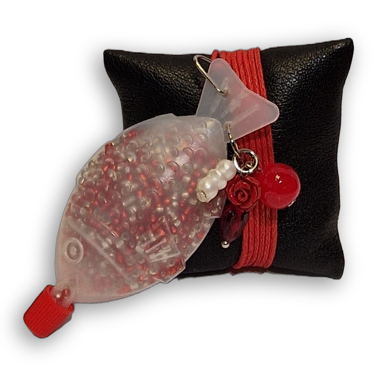 Fischkette rosa perle: Fisch-Fläschchen mit roten Rocailles, Perlen, roter Rose und roten Glasperlen.