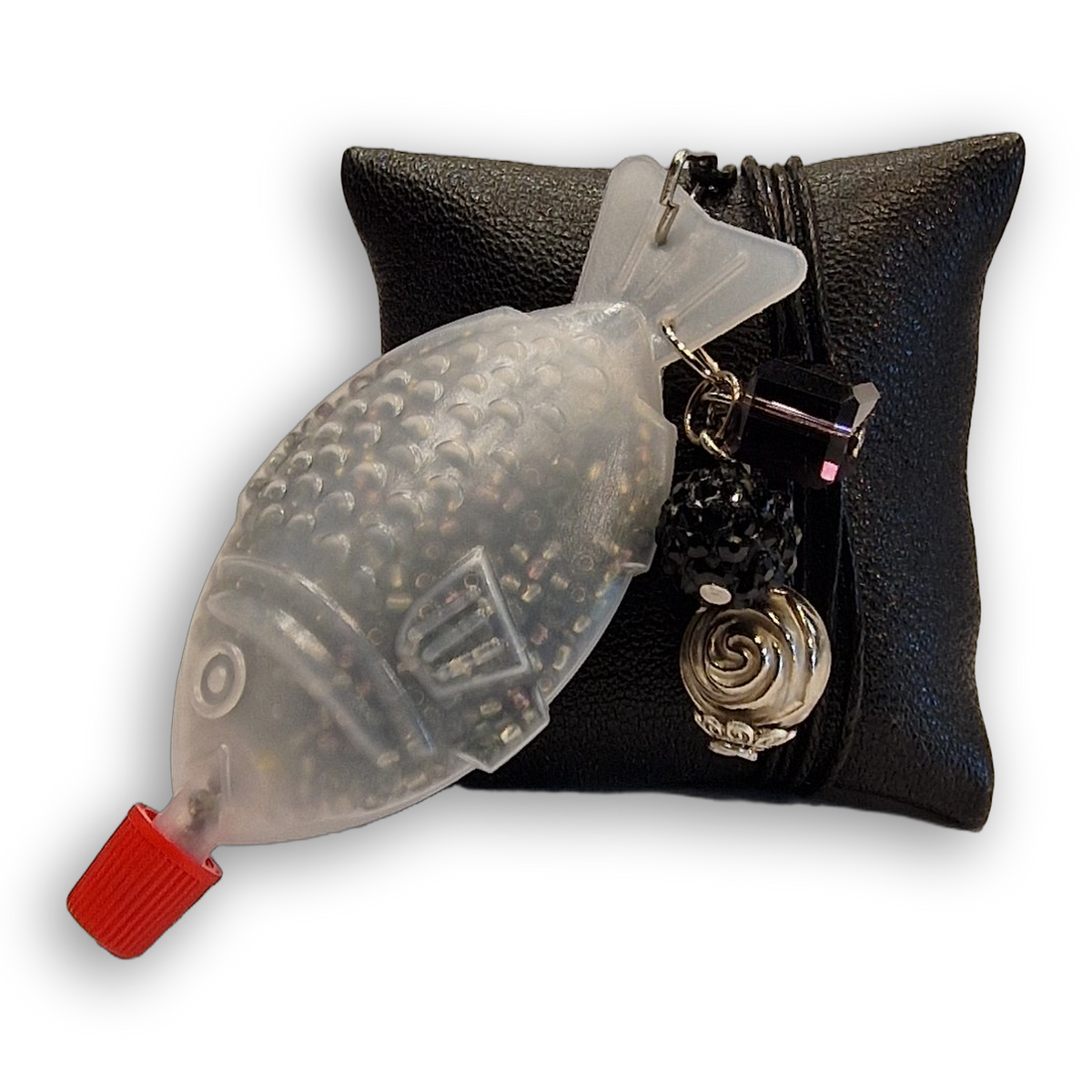 Fischkette black spiral: transparenter Fisch mit schwarzem Kristallquader, Strassperle und silberfarbener Spiralkugel.