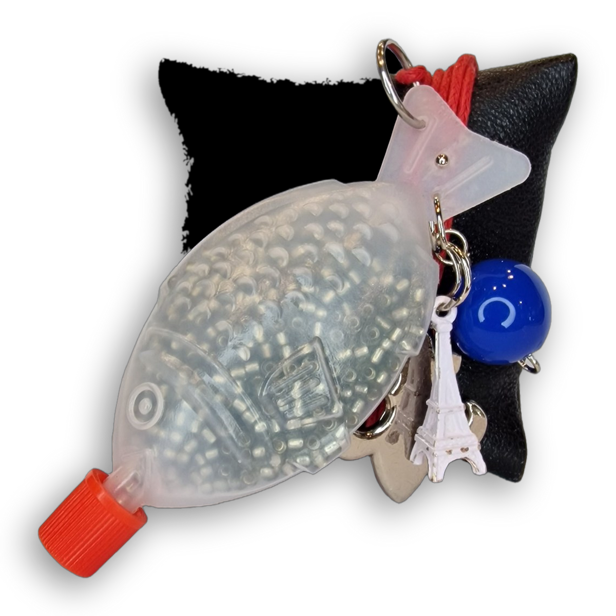 Fischkette petit paris: transparentes Fisch-Flaeschchen mit Eiffelturm-Charm und blauer Glasperle.