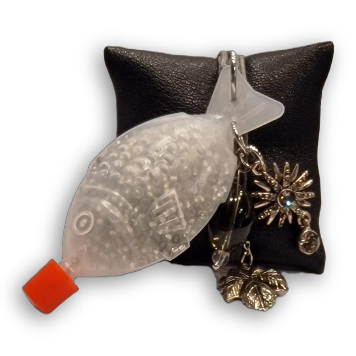 Fischkette Sonnenblatt mit Bluetenanhaenger, Ahornblatt-Charm und grauer Glasperle an klarem Perlenfisch.