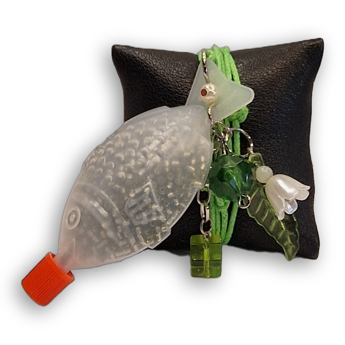 Fischkette maiglöckchen: Sushi-Fisch mit grünen Perlen, weißer Blütenglocke und Blatt an grüner Kordel.