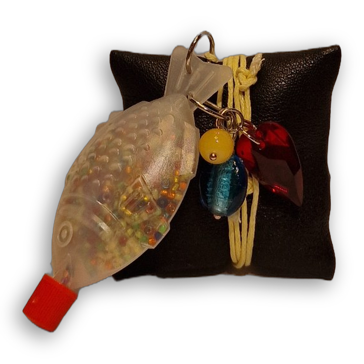 Fischkette ruby heart mit rotem Herz-Anhaenger, blauer Glasperle und gelber Perle an gelber Kordel.