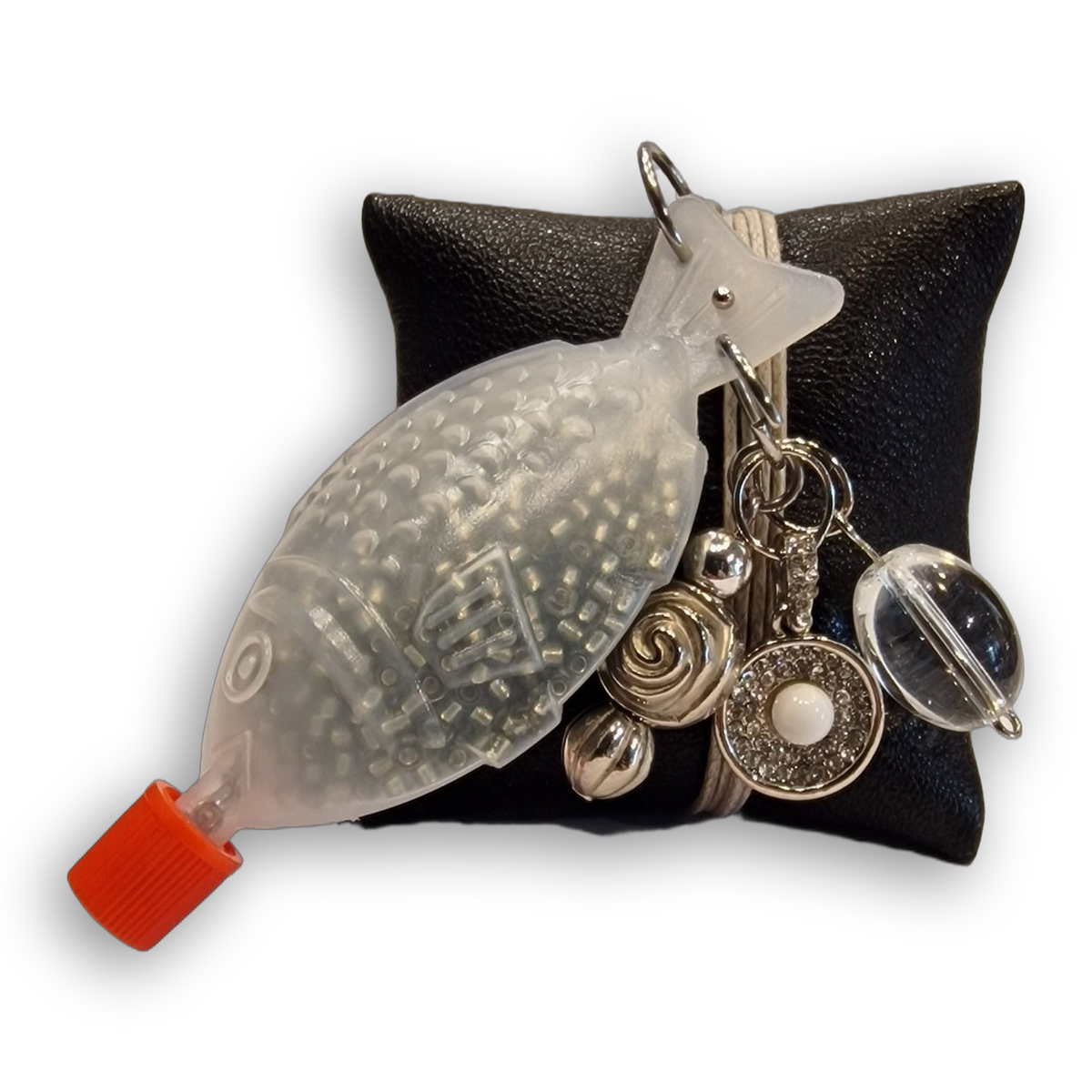 Fischkette crystal spiral: transparenter Fisch mit Rocailles, silberfarbener Spirale, Strasskreis und Glaskugel.