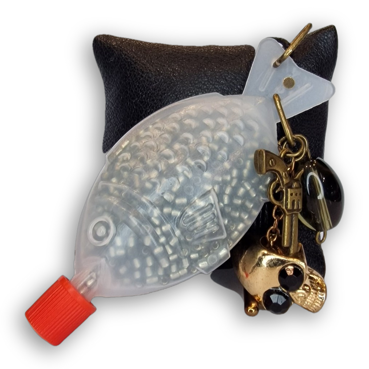 Fischkette black skull: Sushi-Fisch mit hellen Rocailles, goldfarbenem Totenkopf, Revolver und schwarzen Kristallen.
