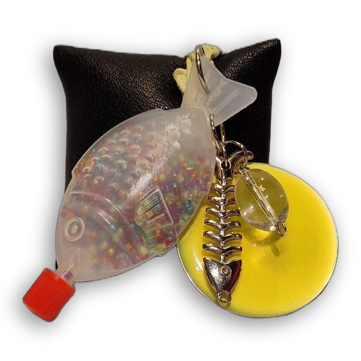 Fischkette fishbone: transparenter Fisch mit bunten Rocailles, silberfarbenem Fischgraeten-Charm und Glasperle.