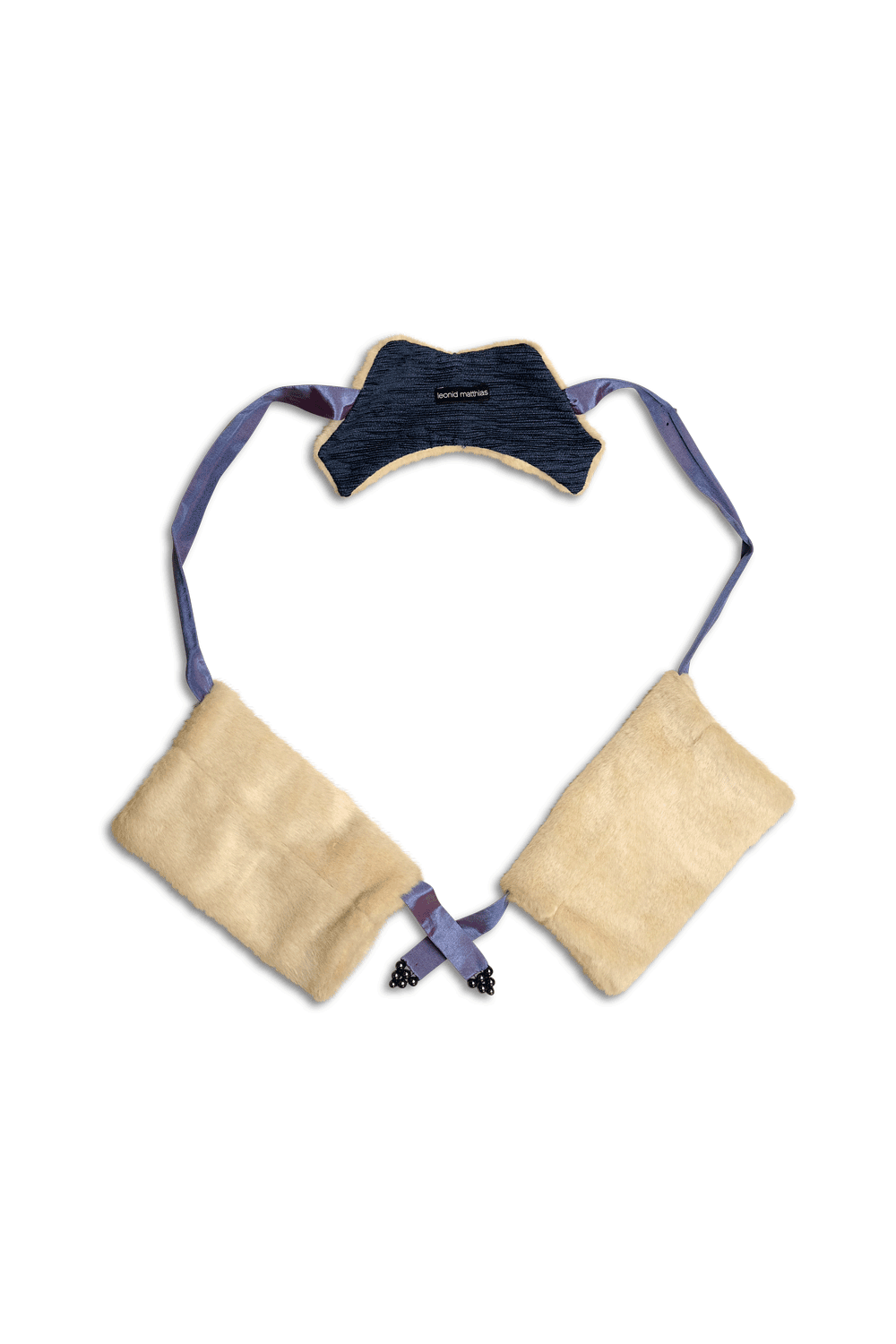 Flauschige, perlenverzierte Armstulpen mit Nackenteil.