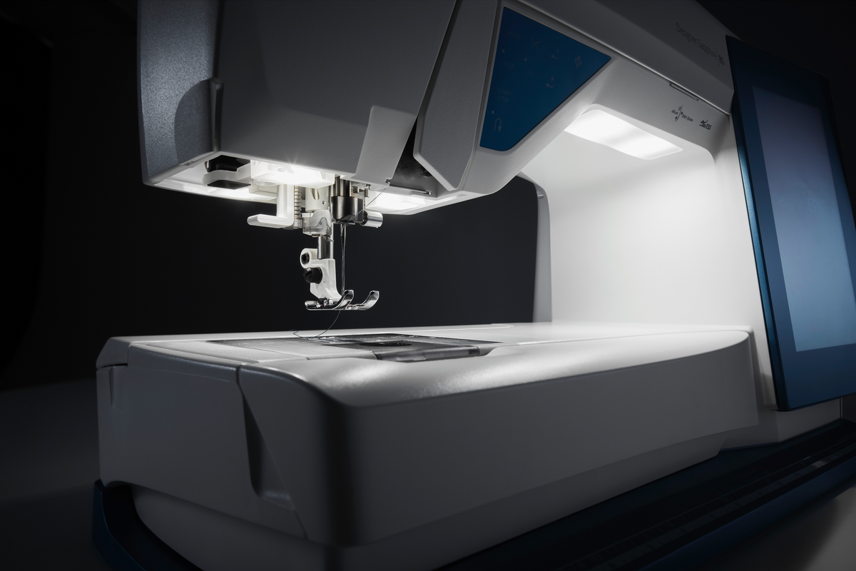 Husqvarna® VIKING® Designer Sapphire 85™ mit Stickmodul inkl. 1 Designer Workshop