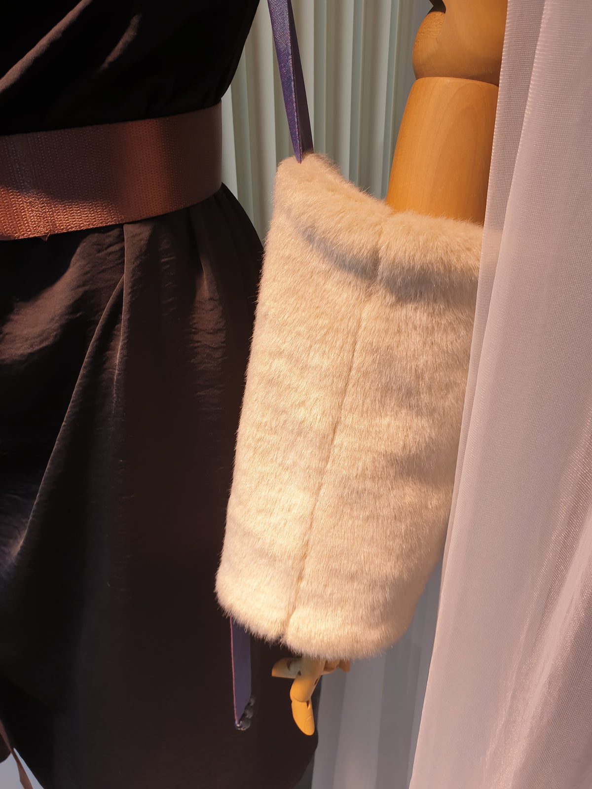 Flauschige Armstulpe an einer Schaufensterpuppe.